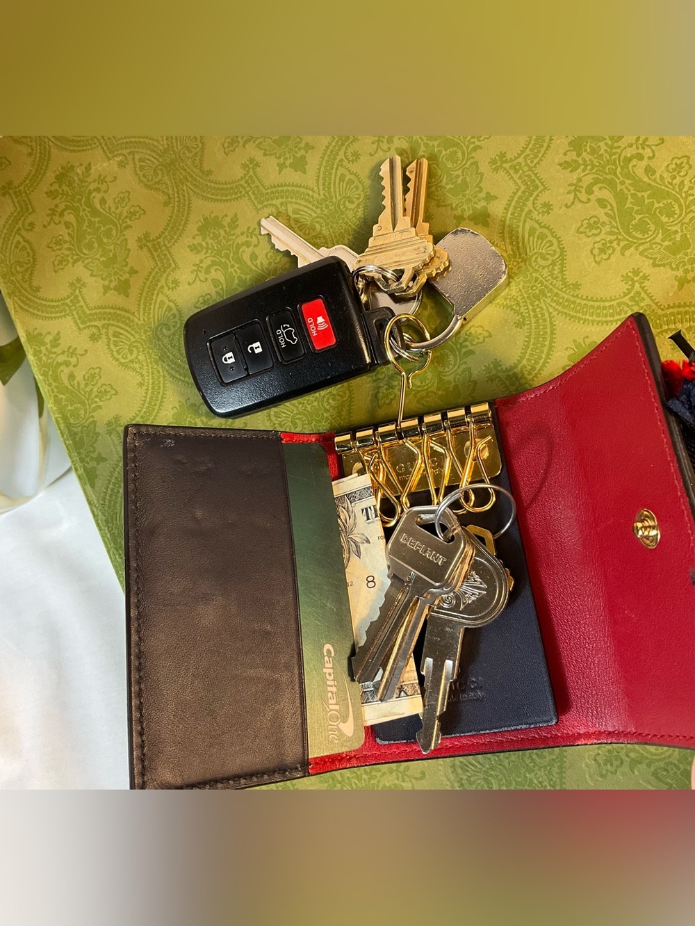 Gucci ribbon key holder